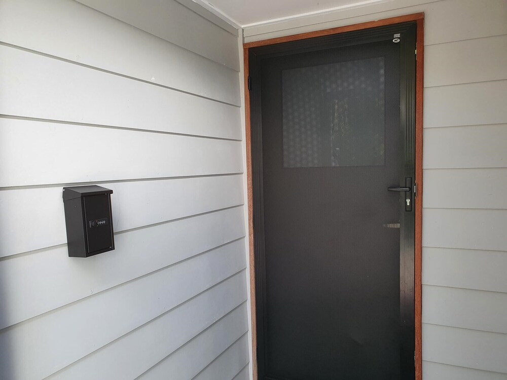 Beachfront pet and wheelchair friendly house Deals & Reviews (Toogoom