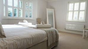 4 bedrooms, iron/ironing board, Internet, linens