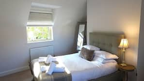 4 bedrooms, iron/ironing board, Internet, linens
