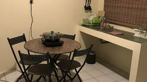 Stovetop, cookware/dishes/utensils