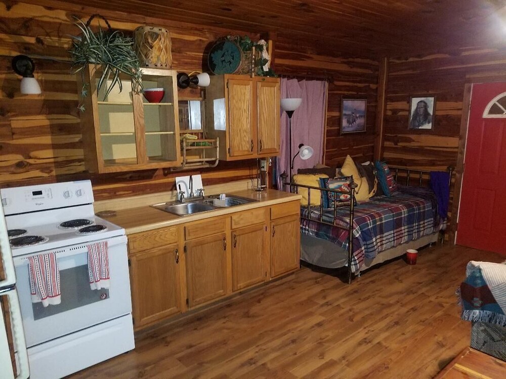Cozy 2 rm pet Friendly Cabin Private Lake Fishing & Swimming