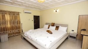 In-room safe, free WiFi, bed sheets