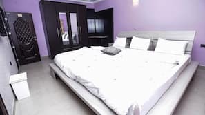 In-room safe, free WiFi, bed sheets