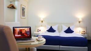 Allergikerbettwaren, Minibar, Zimmersafe, Schreibtisch