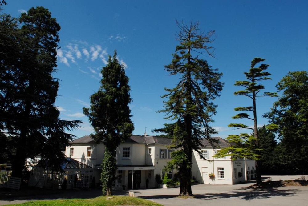 Exterior, The Oriel Hotel 