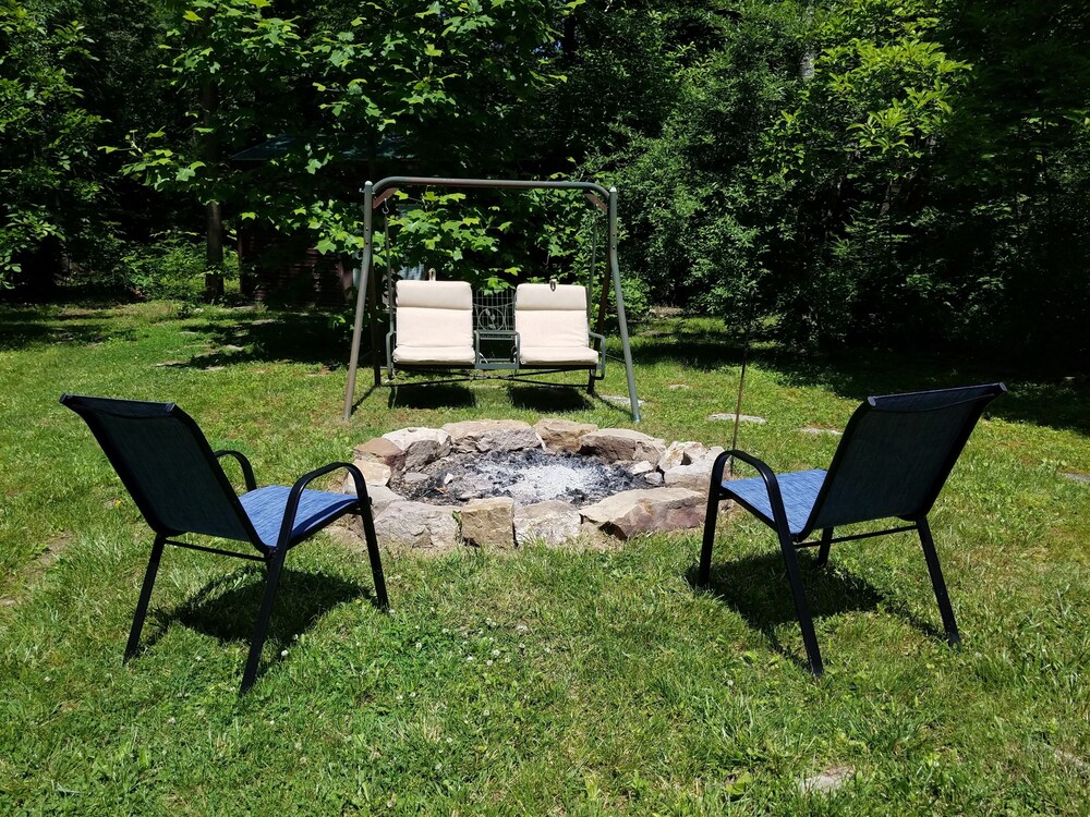 Warm & inviting,  Family oriented cabin on the creek.