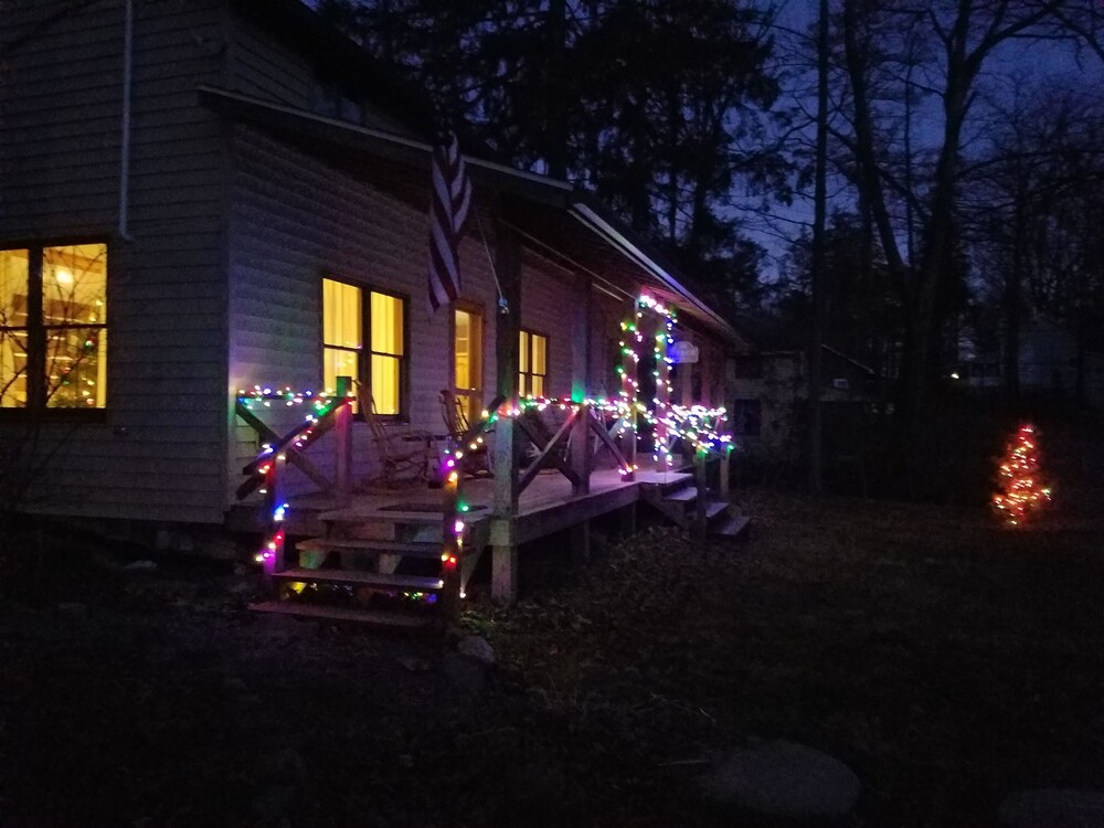 Warm & inviting,  Family oriented cabin on the creek.