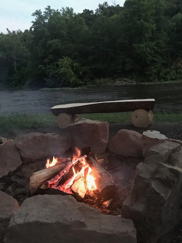 Warm & inviting,  Family oriented cabin on the creek.