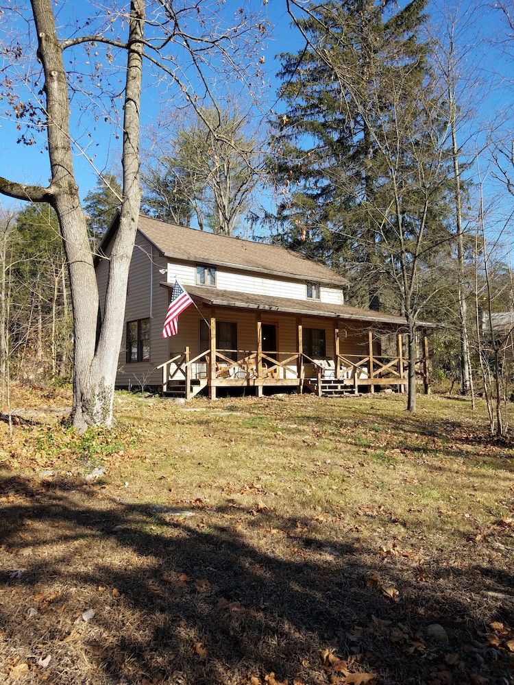 Warm & inviting,  Family oriented cabin on the creek.