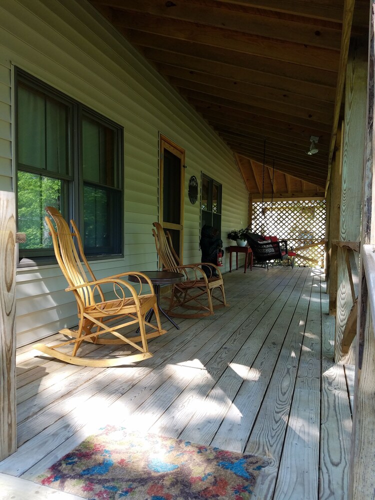 Warm & inviting,  Family oriented cabin on the creek.