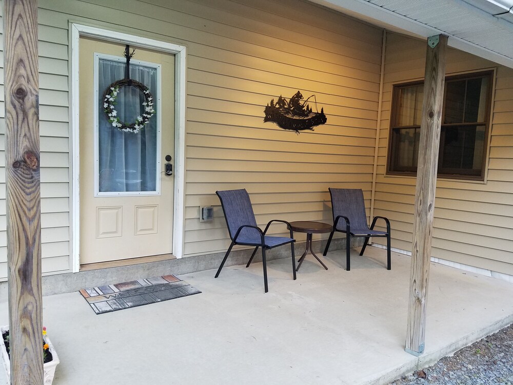 Warm & inviting,  Family oriented cabin on the creek.