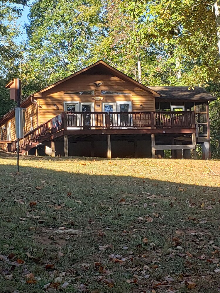 Oh Be Joyful Beautiful Lake Cottage with Water view & Private dock