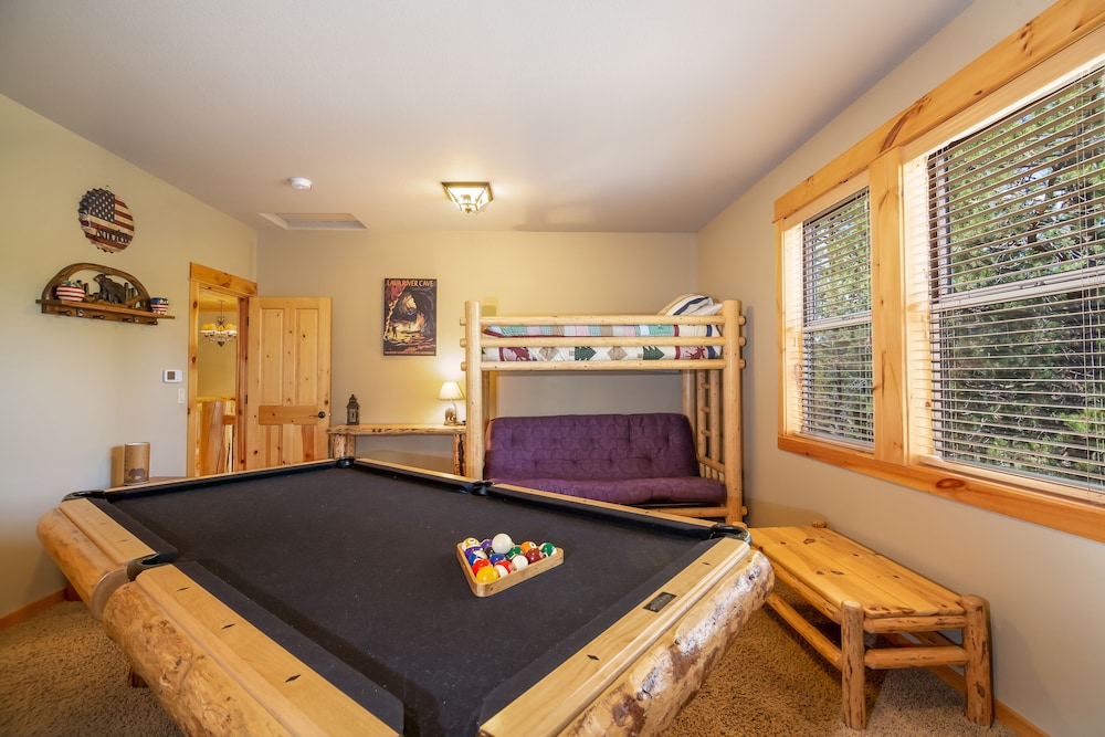 Large Premier Home With A/C, SHARC, New Furniture, New Hot Tub and Pool Table