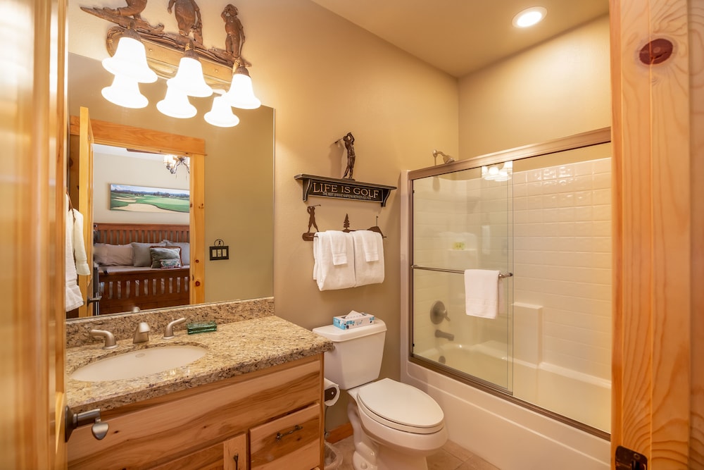 Large Premier Home With A/C, SHARC, New Furniture, New Hot Tub and Pool Table