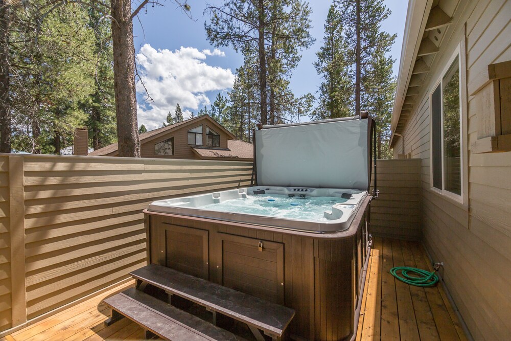 Large Premier Home With A/C, SHARC, New Furniture, New Hot Tub and Pool Table