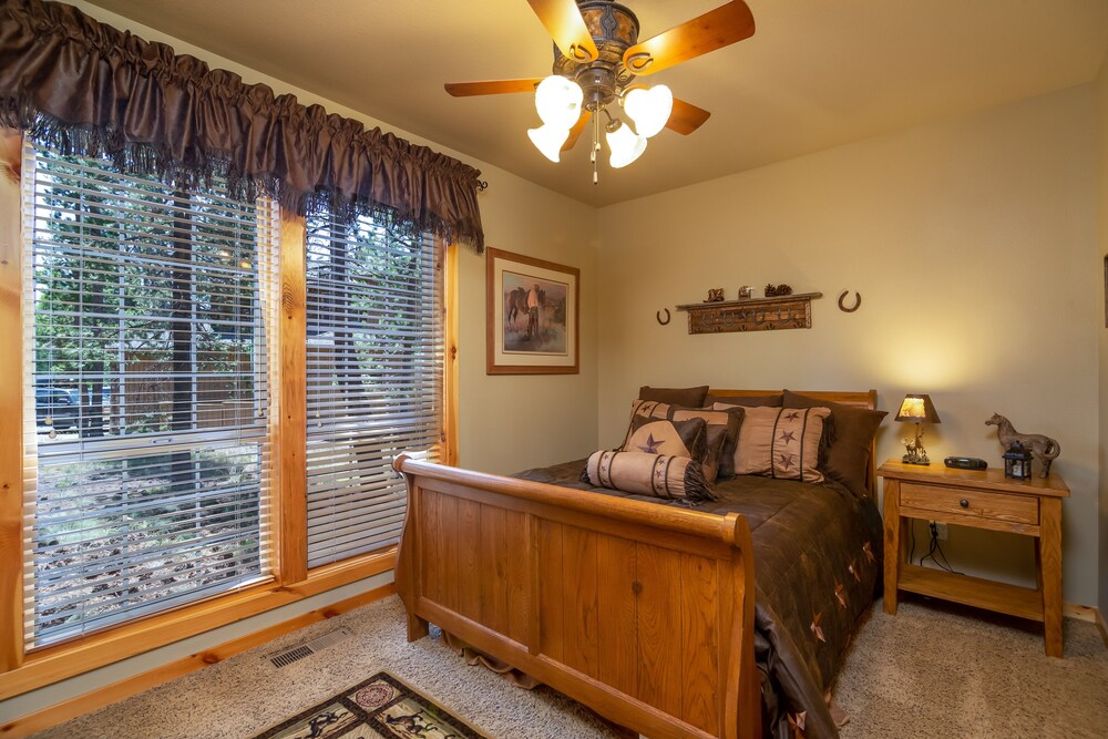 Large Premier Home With A/C, SHARC, New Furniture, New Hot Tub and Pool Table