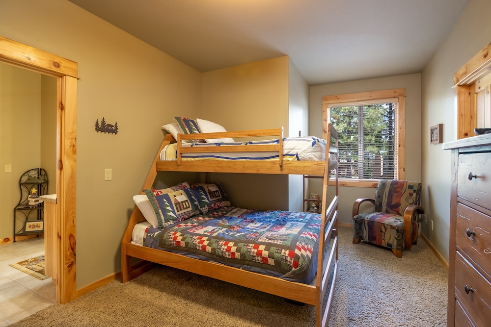 Large Premier Home With A/C, SHARC, New Furniture, New Hot Tub and Pool Table