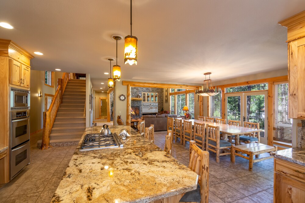 Large Premier Home With A/C, SHARC, New Furniture, New Hot Tub and Pool Table