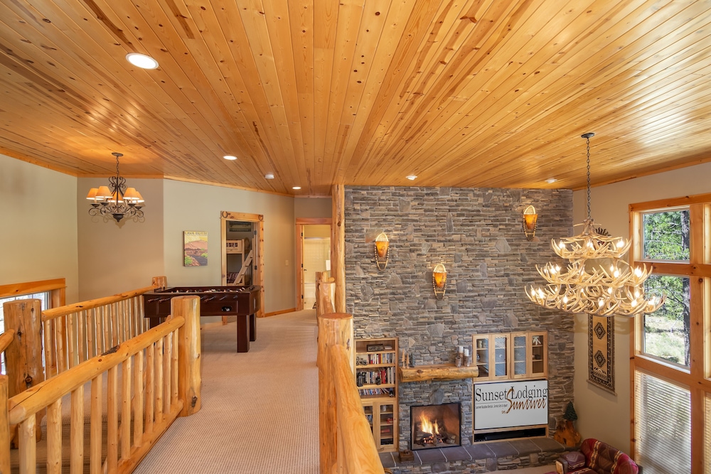 Large Premier Home With A/C, SHARC, New Furniture, New Hot Tub and Pool Table