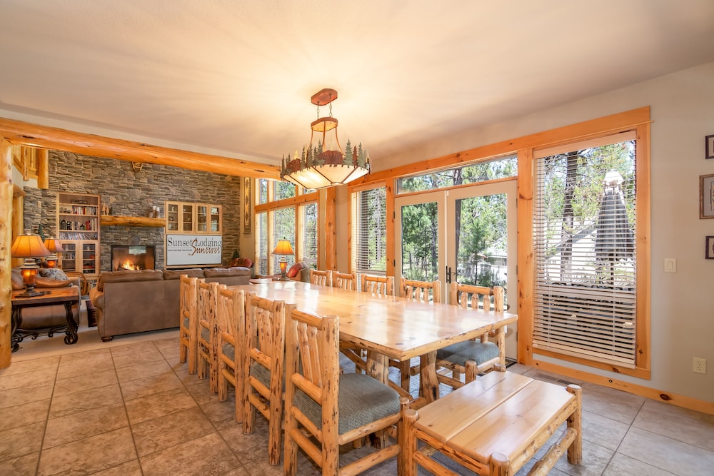 Large Premier Home With A/C, SHARC, New Furniture, New Hot Tub and Pool Table