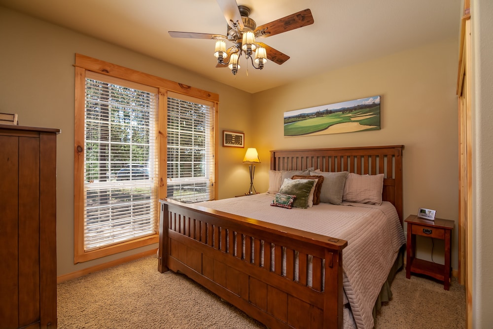 Large Premier Home With A/C, SHARC, New Furniture, New Hot Tub and Pool Table