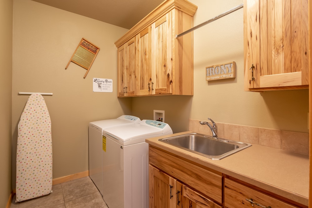 Large Premier Home With A/C, SHARC, New Furniture, New Hot Tub and Pool Table