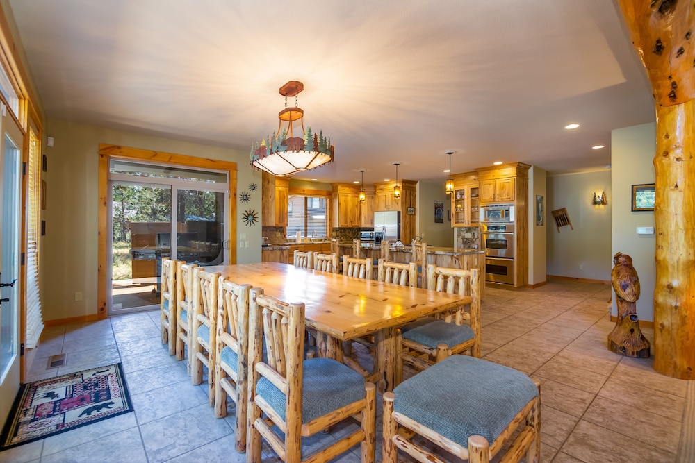 Large Premier Home With A/C, SHARC, New Furniture, New Hot Tub and Pool Table