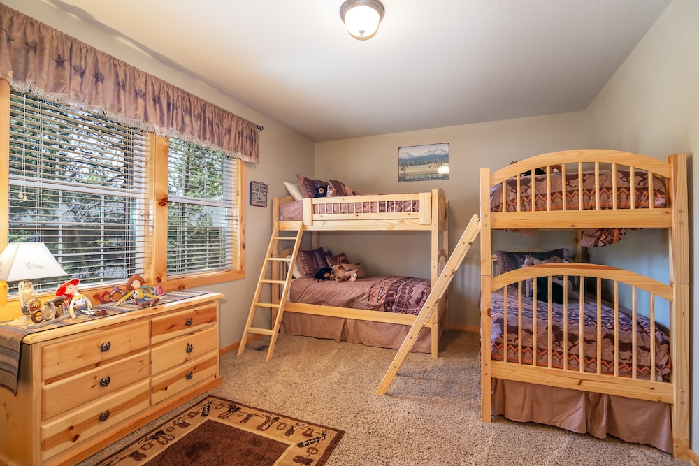 Large Premier Home With A/C, SHARC, New Furniture, New Hot Tub and Pool Table