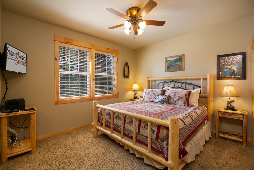 Large Premier Home With A/C, SHARC, New Furniture, New Hot Tub and Pool Table