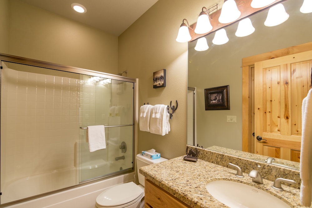 Large Premier Home With A/C, SHARC, New Furniture, New Hot Tub and Pool Table