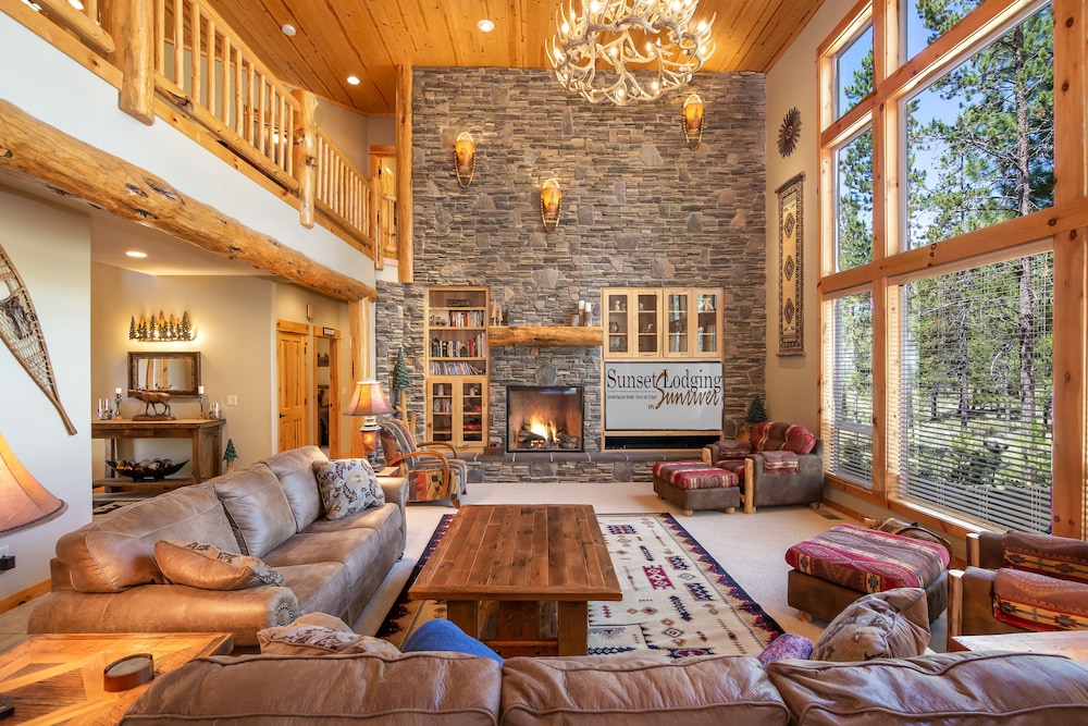 Large Premier Home With A/C, SHARC, New Furniture, New Hot Tub and Pool Table