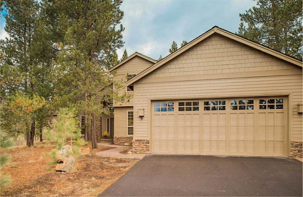 Large Premier Home With A/C, SHARC, New Furniture, New Hot Tub and Pool Table