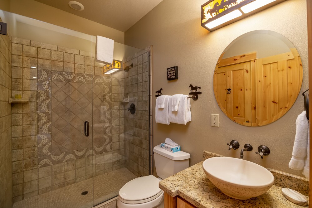 Large Premier Home With A/C, SHARC, New Furniture, New Hot Tub and Pool Table