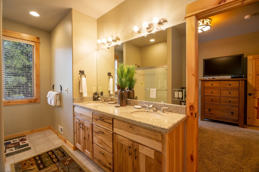 Large Premier Home With A/C, SHARC, New Furniture, New Hot Tub and Pool Table