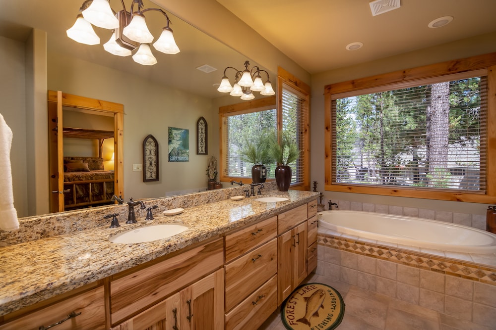 Large Premier Home With A/C, SHARC, New Furniture, New Hot Tub and Pool Table