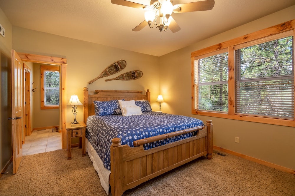 Large Premier Home With A/C, SHARC, New Furniture, New Hot Tub and Pool Table