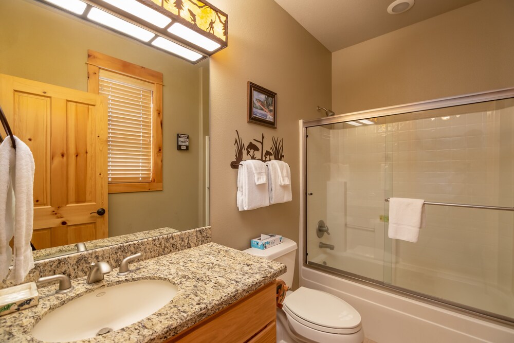 Large Premier Home With A/C, SHARC, New Furniture, New Hot Tub and Pool Table