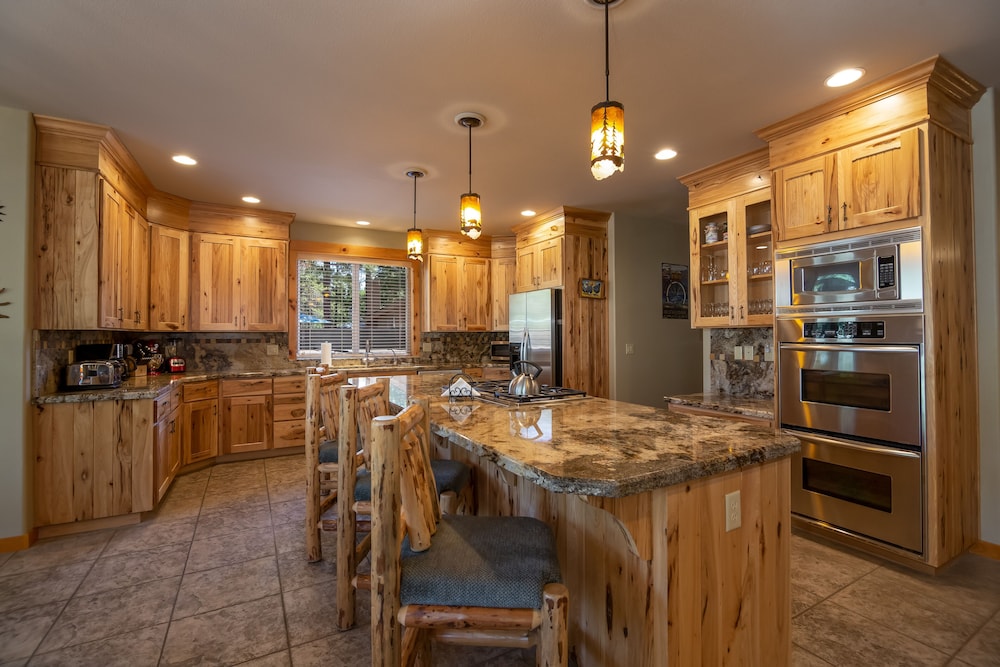 Large Premier Home With A/C, SHARC, New Furniture, New Hot Tub and Pool Table