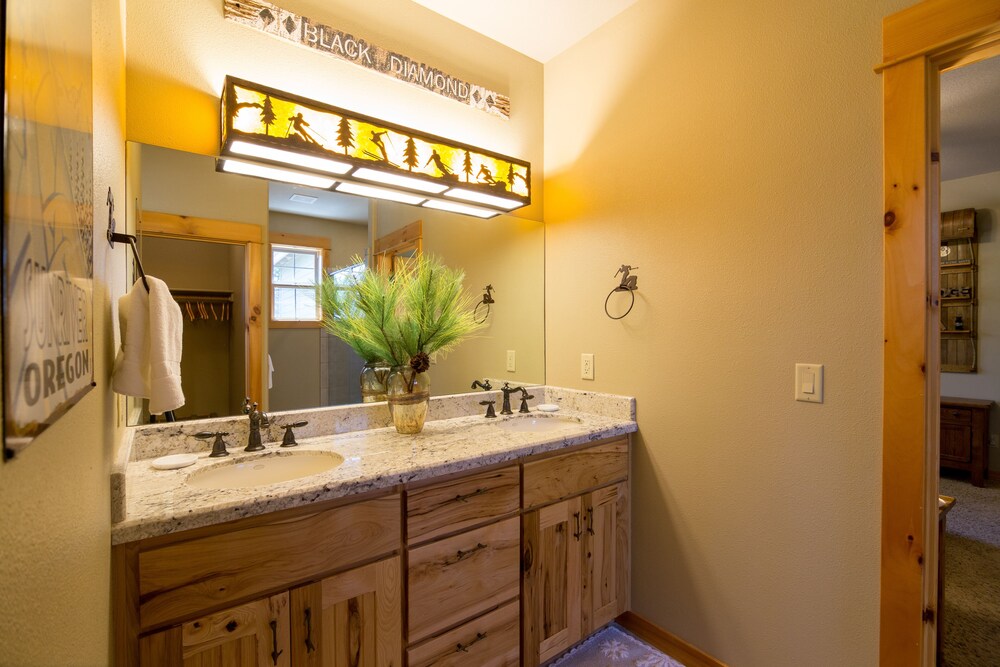 Large Premier Home With A/C, SHARC, New Furniture, New Hot Tub and Pool Table