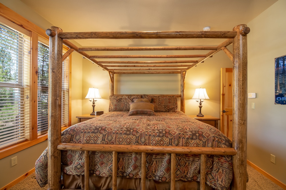 Large Premier Home With A/C, SHARC, New Furniture, New Hot Tub and Pool Table