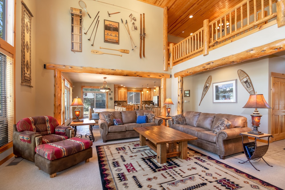 Large Premier Home With A/C, SHARC, New Furniture, New Hot Tub and Pool Table