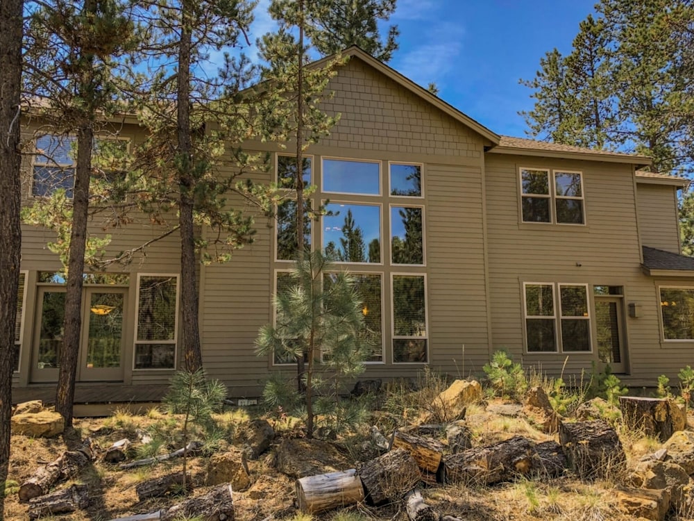 Large Premier Home With A/C, SHARC, New Furniture, New Hot Tub and Pool Table