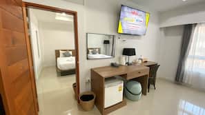 โต๊ะทำงาน, ผ้าม่านกันแสง, ห้องเก็บเสียง, เตียงเสริม (คิดค่าบริการ)