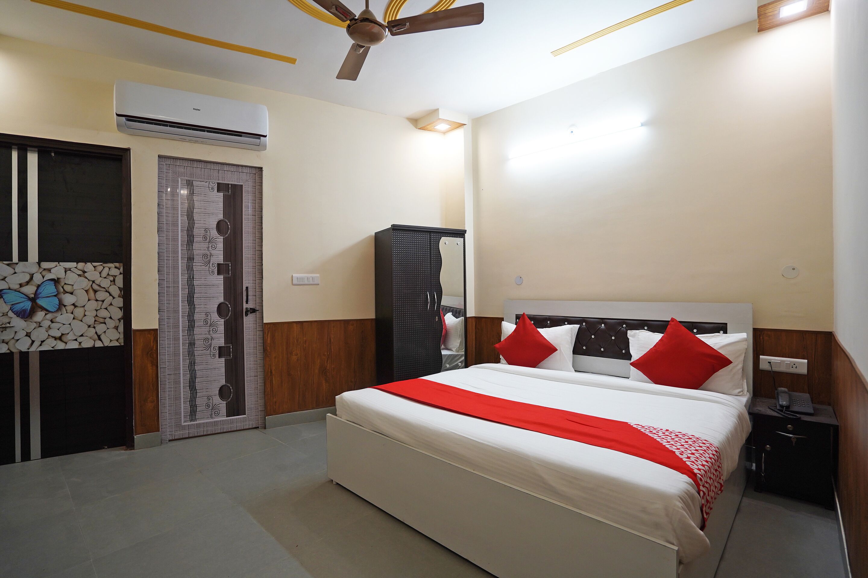 OYO 46922 Qlark White Palace in Delhi, India