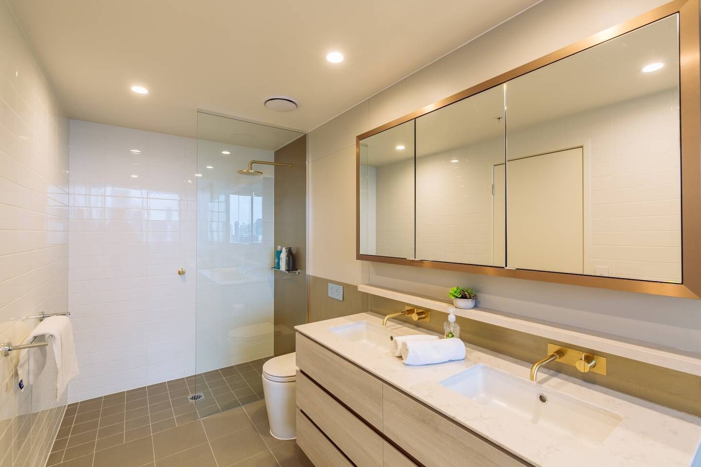 SKY-HIGH, MILLION DOLLAR$ PENTHOUSE @ SOUTH BANK