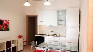 Full-sized fridge, microwave, oven, hob