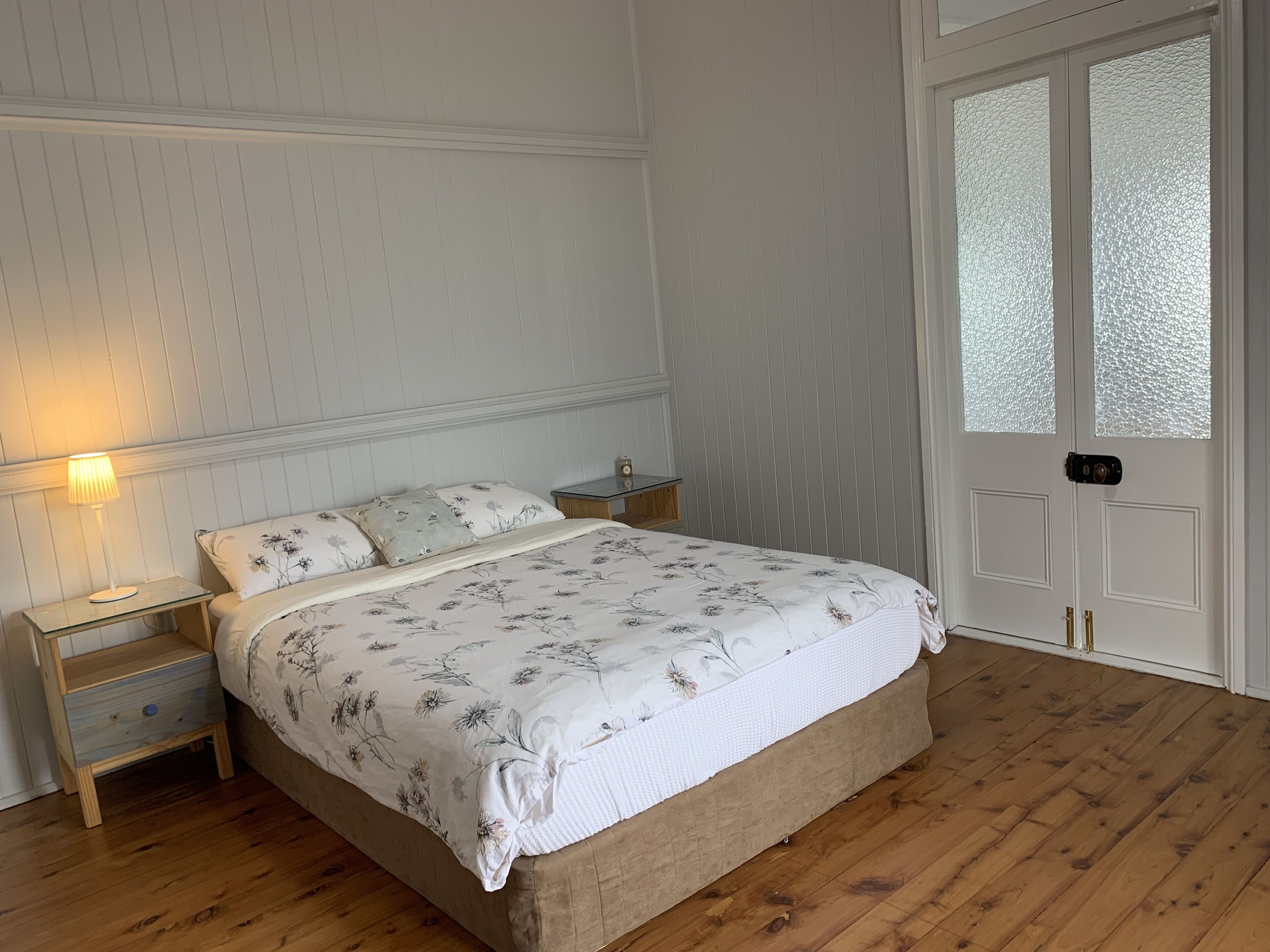 Renovated Queenslander with a pool - close to town!