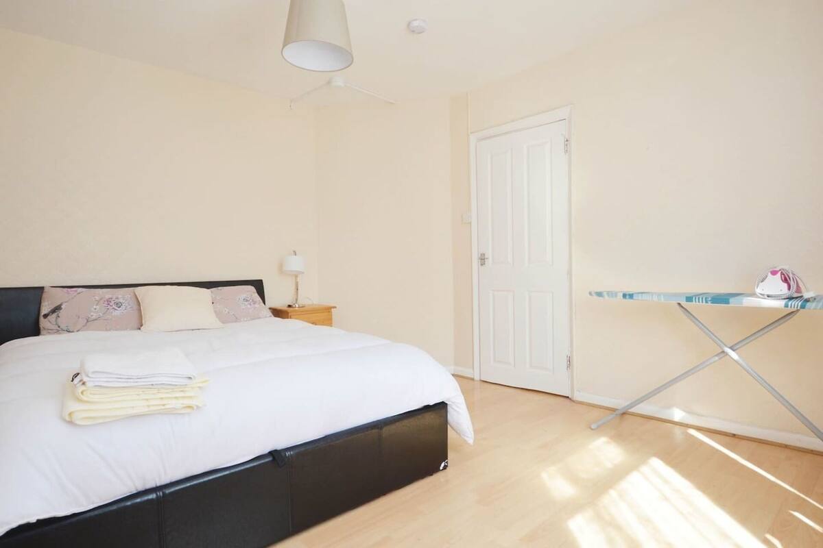 4 Bed House Heathway Station 21 Room Prices Deals Reviews Expedia Com 4 Bed House Heathway Station 21 Room Prices Deals Reviews Expedia Com