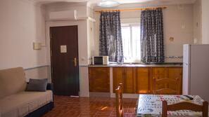 Full-sized fridge, microwave, hob, coffee/tea maker