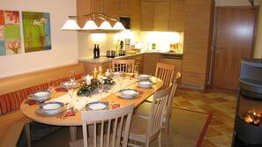 Großer Kühlschrank, Mikrowelle, Ofen, Herd